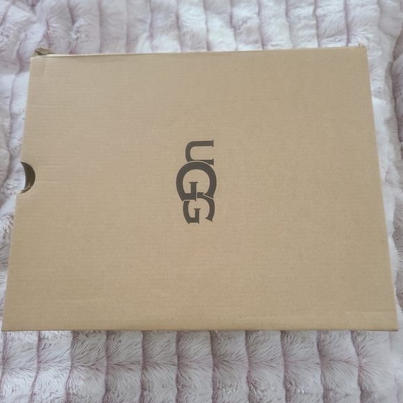 UGG - Picture 3 of 5